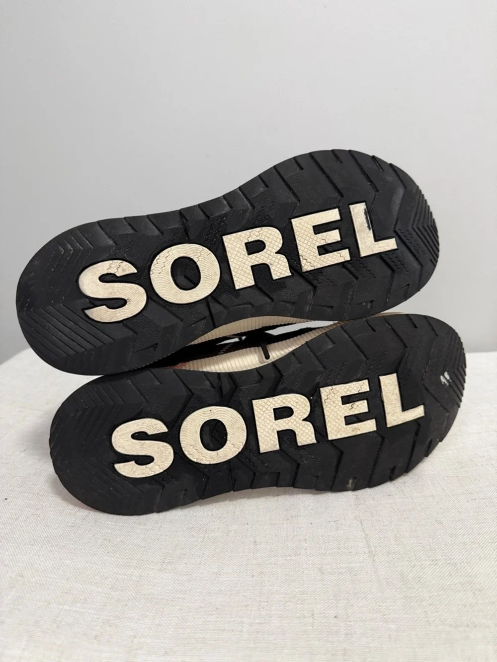 Sorel Women's Out 'N About III Low Sneaker, black and pink, waterproof size 10